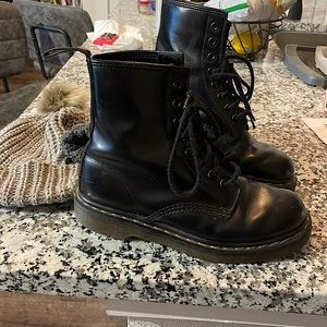 Doc Marten 1460s Blk lace up boots, Size US womens 7, EU size 33, Mens size 6.